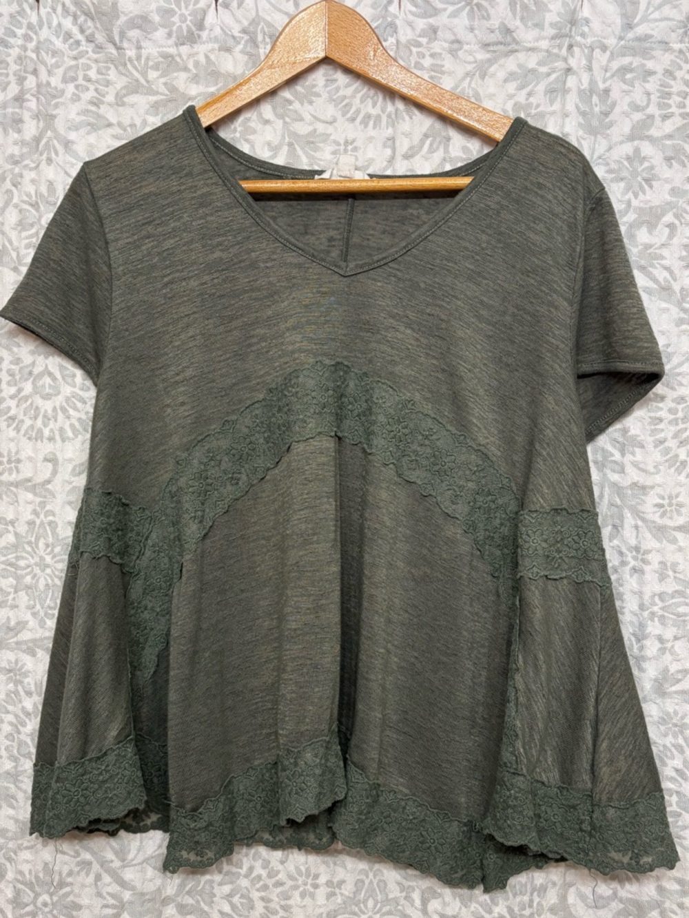 Women’s Cloud Chaser Size XL Short Sleeve Top, Hunter / Army Green
